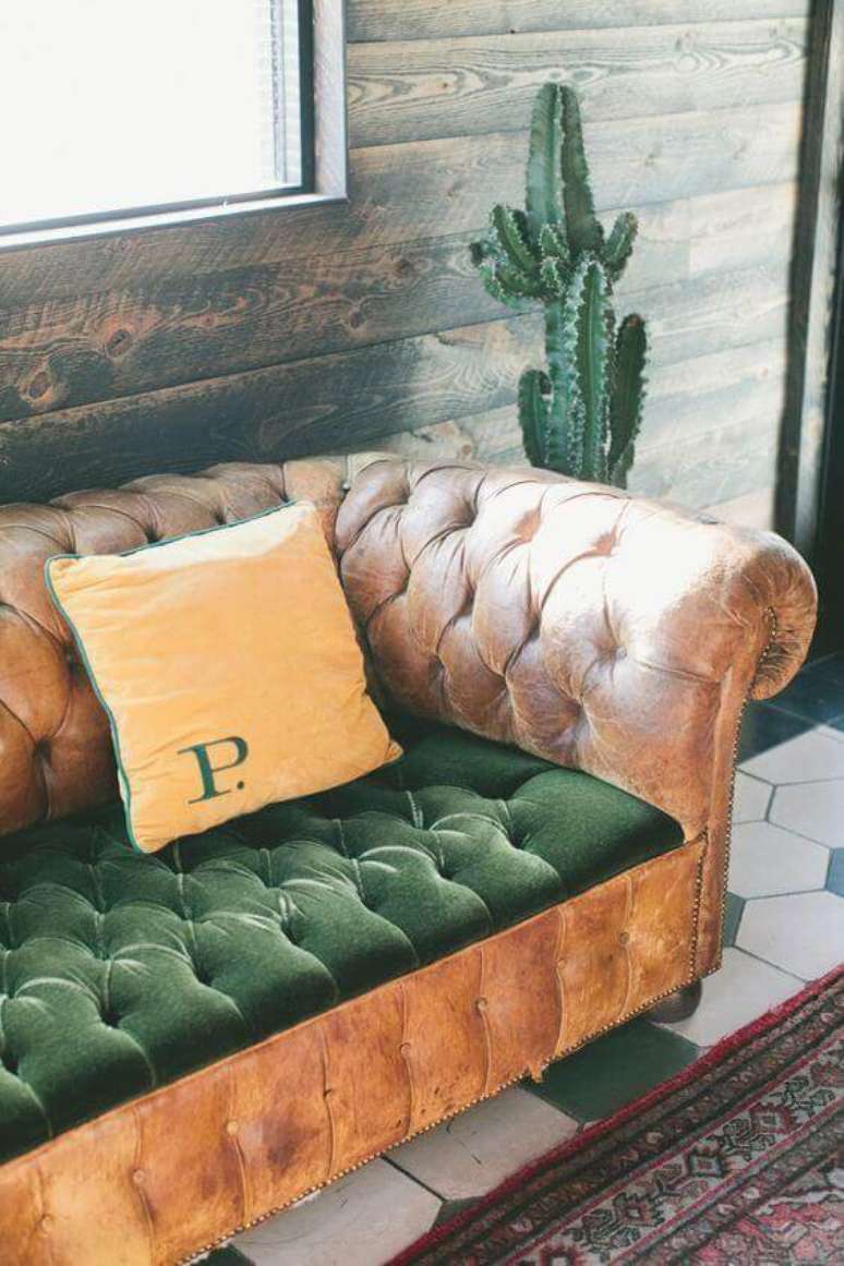 47. Sofá chesterfield vintage verde e marrom de couro – Via: Colorado Nest