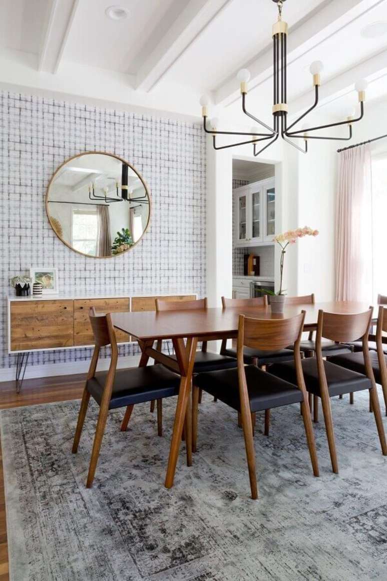 39. Lustre moderno para decoração de sala de jantar com buffet e espelho redondo – Foto: Style me Pretty