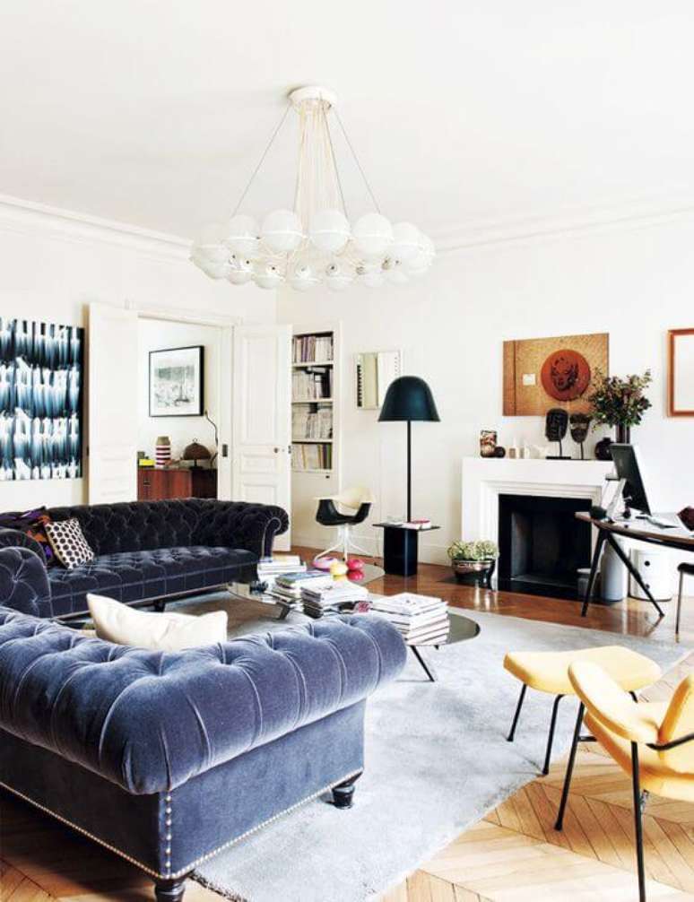 4. Conjunto sofá chesterfield usado na cor azul – Via: Domaine Home