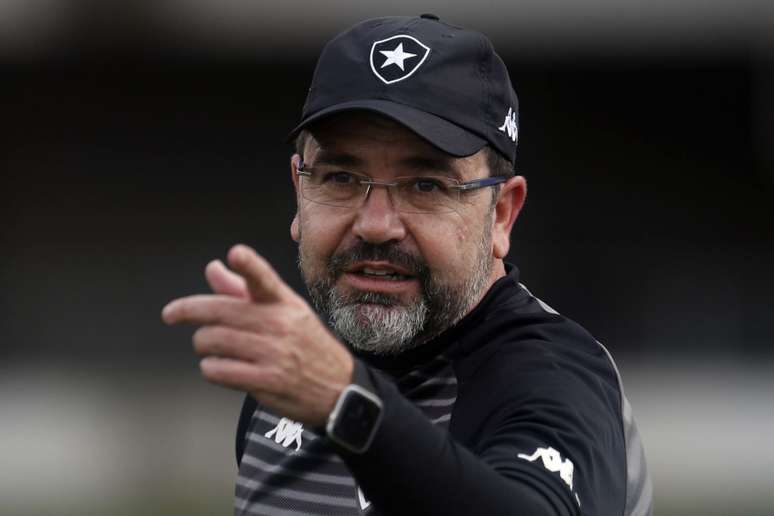 Enderson Moreira comandando treino do Botafogo (Foto: Botafogo/Vitor Silva)