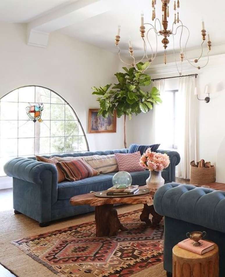 18. Sala com sofá azul e almofadas cor de rosa – Via: Style by Emily Henderson