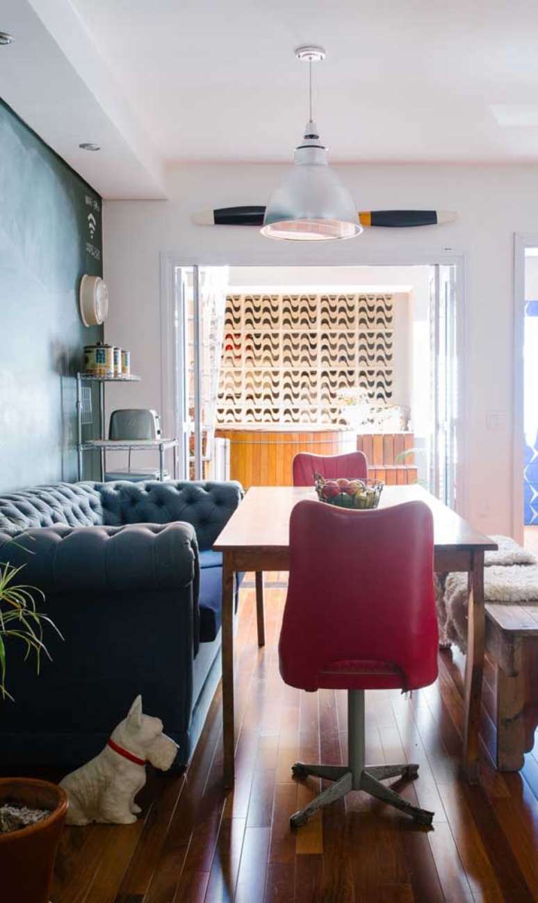 19. Sof&aacute; chesterfield azul na mesa de jantar &ndash; Via: Decor Facil