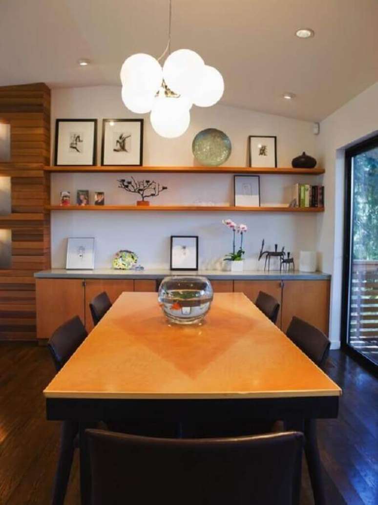 10. Cadeira preta para decoração de sala de jantar com buffet e mesa de madeira – Foto: Houzz