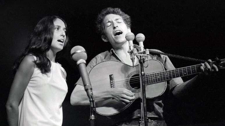 Joan Baez, ex-namorada de Bob Dylan, também namorou Steve Jobs por um curto período