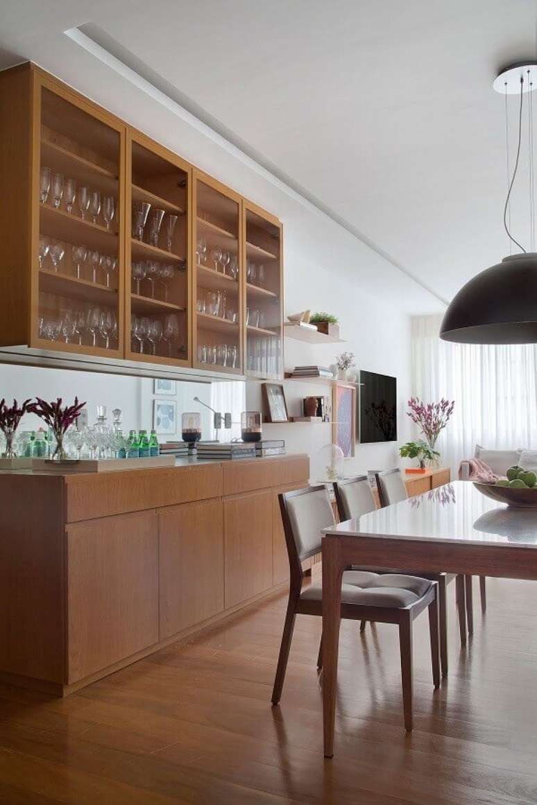 17. Decora&ccedil;&atilde;o de sala de jantar com buffet e cristaleira de madeira &ndash; Foto: Eduardo Franco Correia