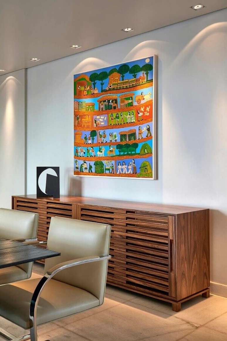 49. Quadro colorido para decoração de sala de jantar com buffet de madeira – Foto: Homify
