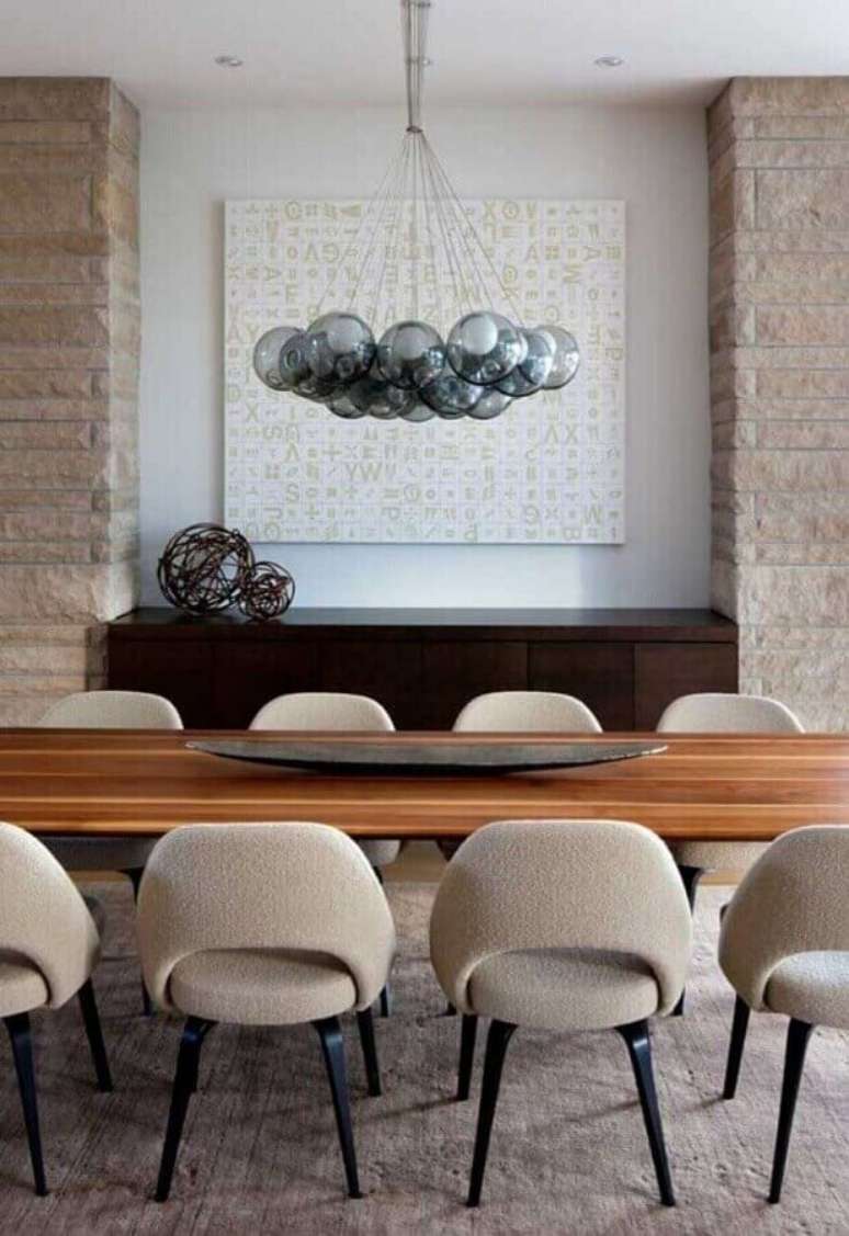 38. Lustre moderno para decoração de sala de jantar com buffet de madeira – Foto: Futurist Architecture