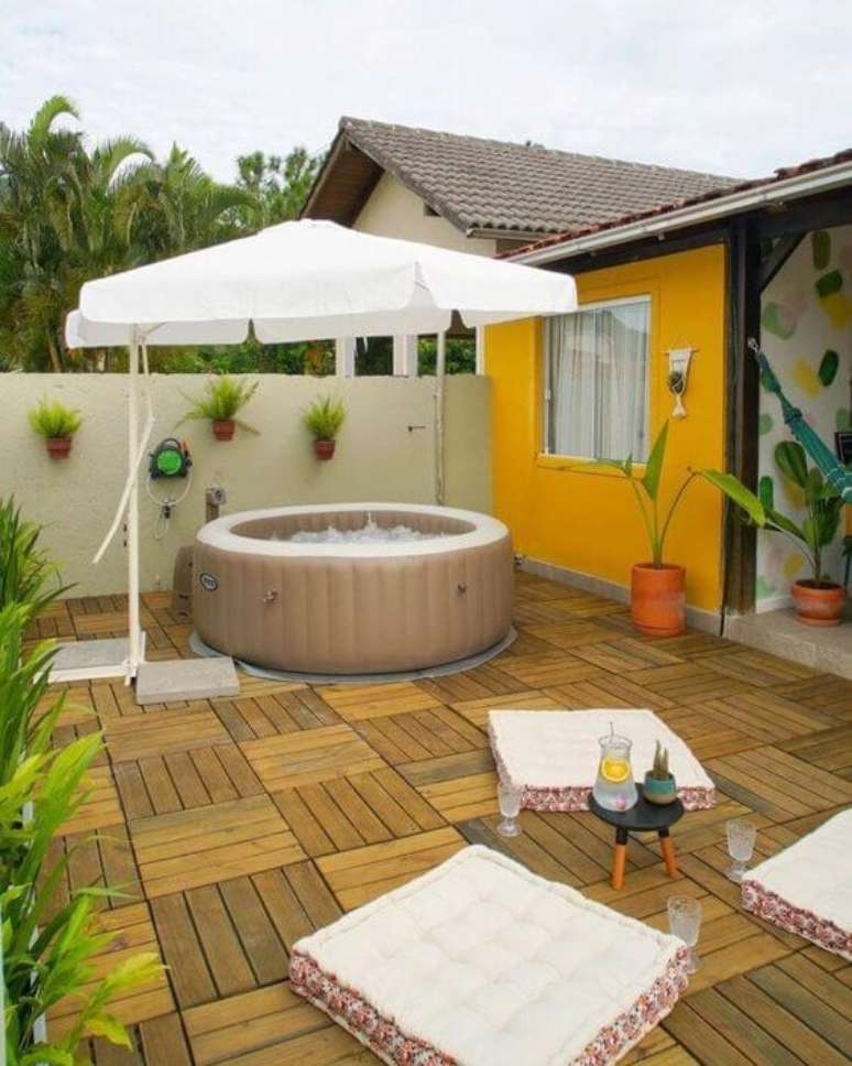 6. Quintal pequeno com piscina inflável e redonda protegida do sol pelo ombrelone – Foto Cafofo do Dani
