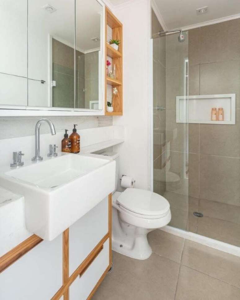 53. Banheiro branco e bege com nicho de porcelanato branco &ndash; Foto Duda Senna
