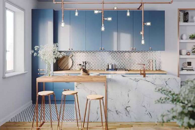 20. Cores de casas modernas decorada com cozinha planejada azul clara com bancada de mármore – Foto: Home Fashion Trend
