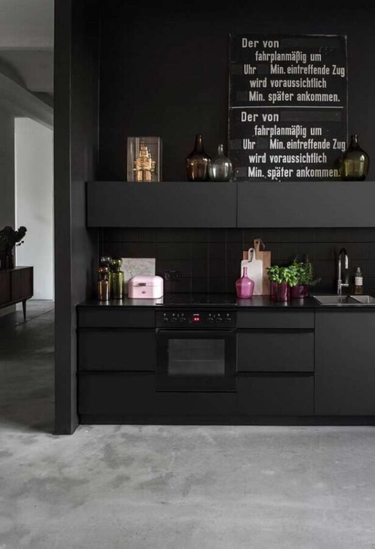 53. Decoração com cores modernas de casas com cozinha planejada preta – Foto: Home Fashion Trend