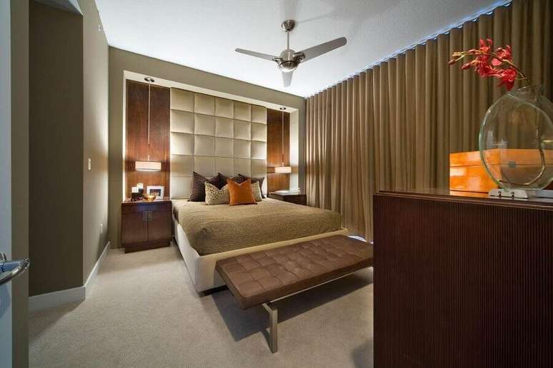 59. Tons neutros como cores de casas modernas para quarto planejado com cabeceira estofada – Foto: Dawn Kaiser Design