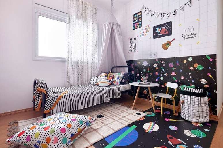 2. Tapete para decora&ccedil;&atilde;o de quarto infantil preto e branco &ndash; Foto: Marcos Fertonani para MOOUI