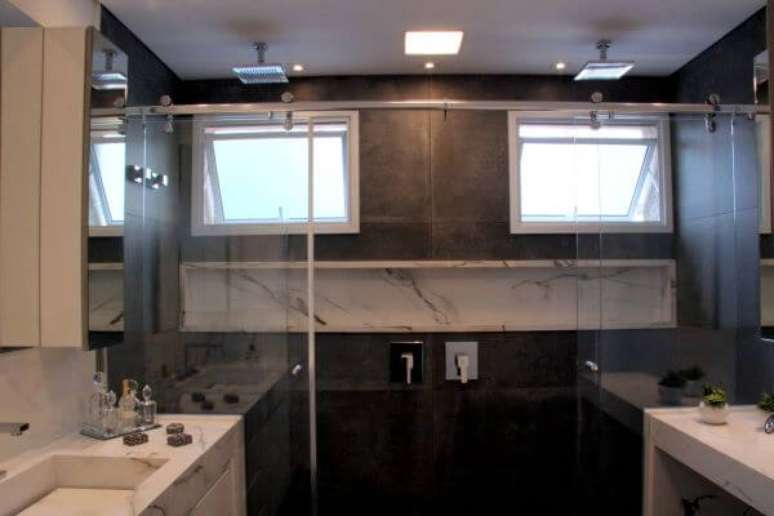 17. Banheiro grande com nicho de porcelanato marmorizado &ndash; Foto Moussi Arquitetura