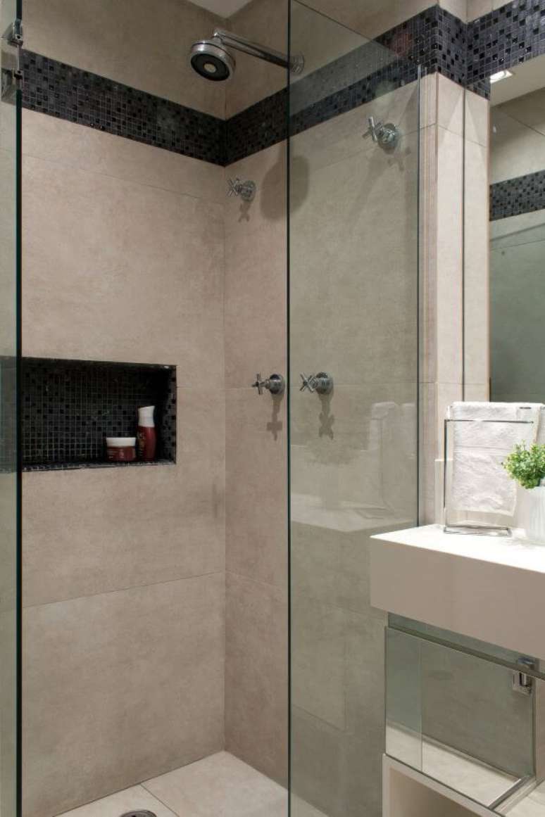 38. Nicho de porcelanato preto no box do banheiro &ndash; Foto Sem&iacute;ramis Alice Arquitetura e Design