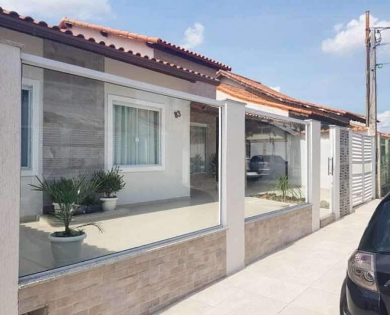 88. O vidro traz sofistica&ccedil;&atilde;o para a fachada do im&oacute;vel. Fonte: Muxarabi Arquitetura