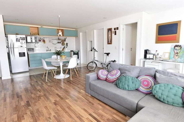 27. As almofadas s&atilde;o &oacute;timas para mudar a decora&ccedil;&atilde;o de casas simples. Fonte: Marcelle Marrara