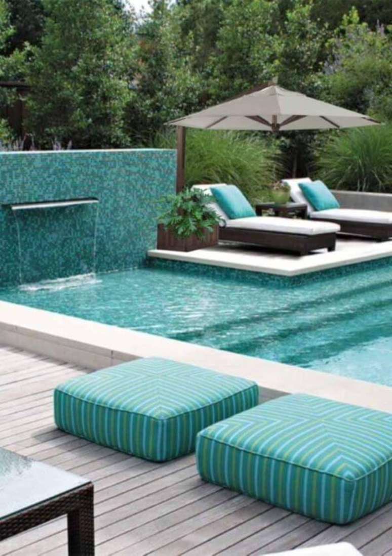 11. Área para piscinas modernas no quintal com guarda sol perto das espreguiçadeiras – Foto Decor Facil