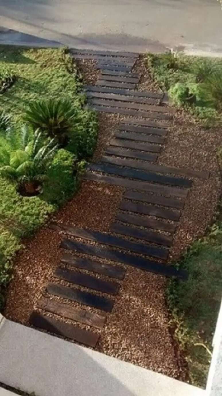 99. Cassa simples e jardim com pedras e placas de madeira. Projeto de Interarte Arquitetura