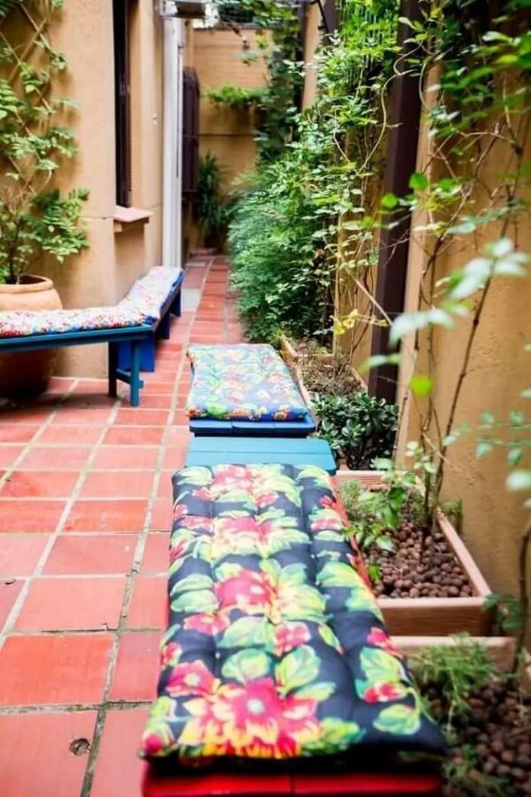 98. Casa simples decorada com jardim pequeno com pedras de argila expandida. Fonte: DH Arquitetura