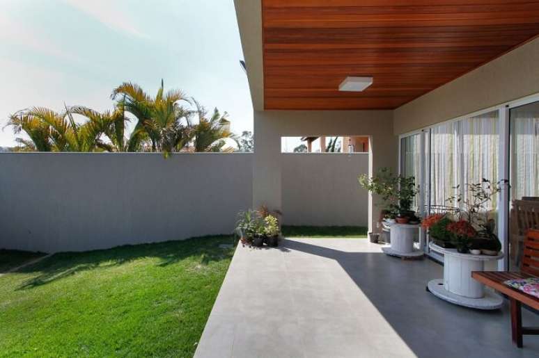 76. A mesa carretel serve de apoio para vasos de plantas. Fonte: Otoni Arquitetura