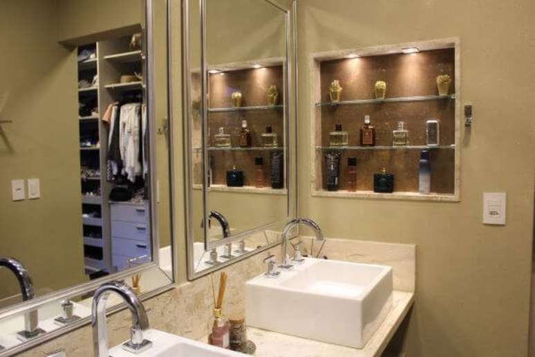 8. Banheiro com nicho de porcelanato ao lado da pia dupla &ndash; Foto Bianca Monteiro