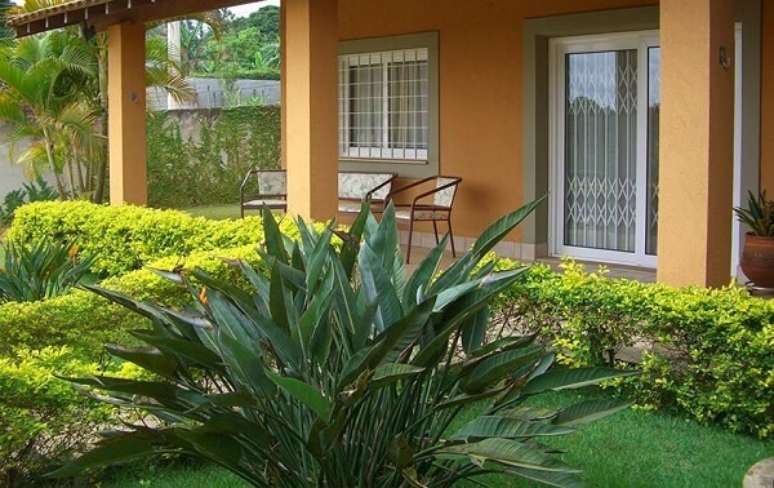 89. Os m&oacute;veis no terra&ccedil;o decoram e trazem funcionalidade para o espa&ccedil;o. Fonte: Id&aacute;lia Daudt