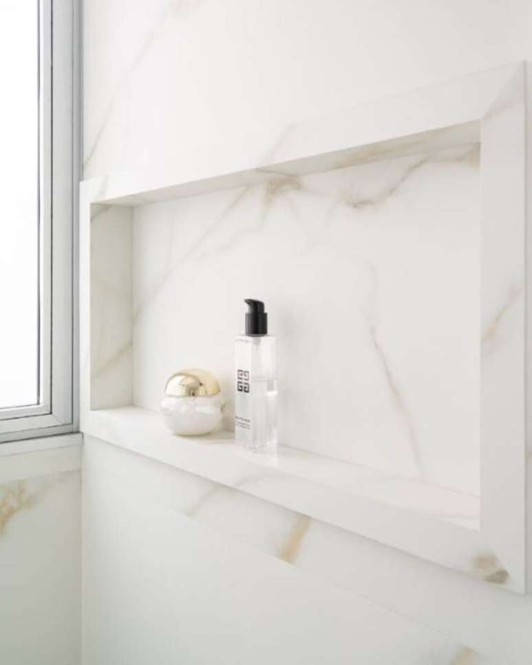 37. Nicho de porcelanato marmorizado &ndash; Foto Sabrina Salles
