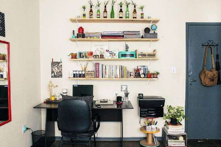 25. Decora&ccedil;&atilde;o de casas simples com prateleiras para manter a organiza&ccedil;&atilde;o. Fonte: Voz da Comunidade