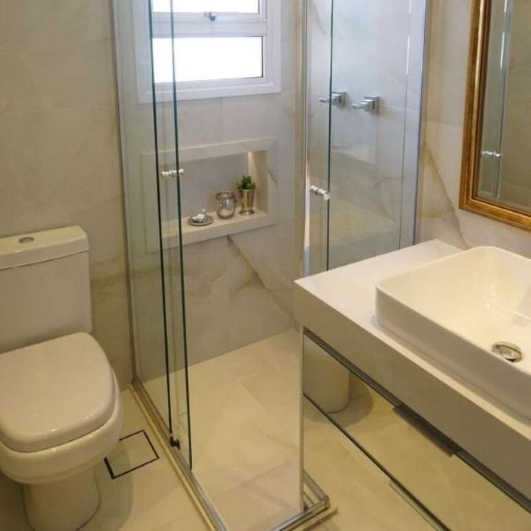 22. Box com nicho de porcelanato branco e marmorizado &ndash; Foto Gabriela Lemos Arquitetura