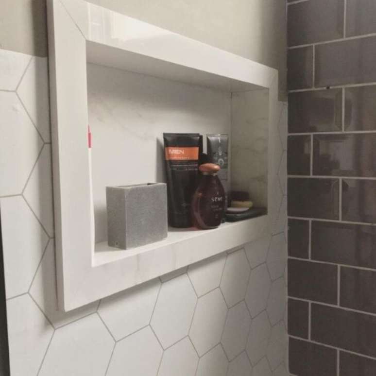 44. Revestimentos com nicho de porcelanato branco &ndash; Foto Resid&ecirc;ncia dois