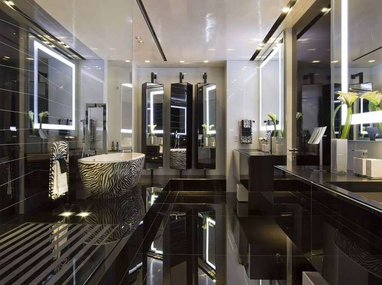 57. Ideia de cores de casas modernas planejada com banheiro preto – Foto: Nieto Design Group