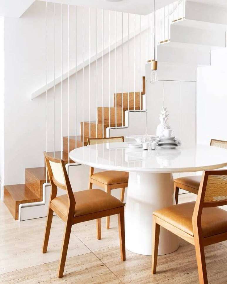 9. Branco para cores de casas modernas decorada com detalhes em madeira natural &ndash; Foto: Yamagata Arquitetura