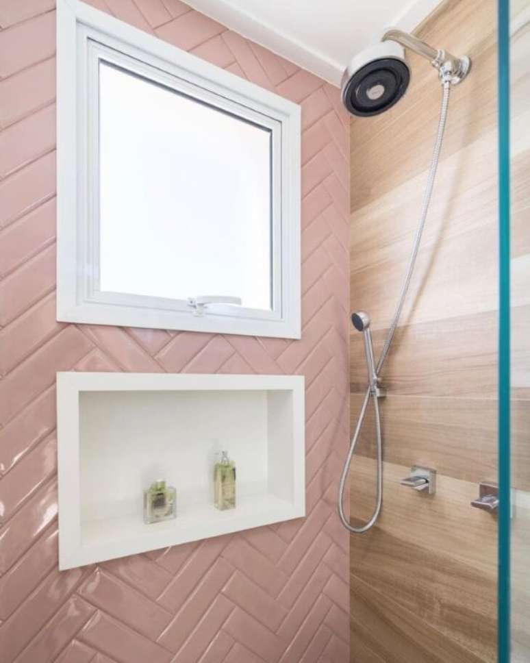 42. Revestimento rosa com nicho de porcelanato branco &ndash; Foto Monise Rosa Arquitetura