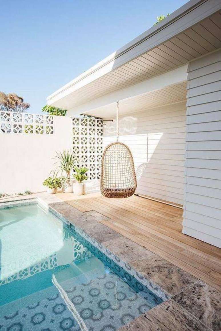 13. Borda para piscinas modernas no quintal pequeno com cadeiras de balanço – Foto Kyal e Kara