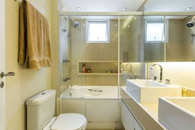 12. Banheiro com nicho de porcelanato na parede da banheira &ndash; Foto BY Arq e Design