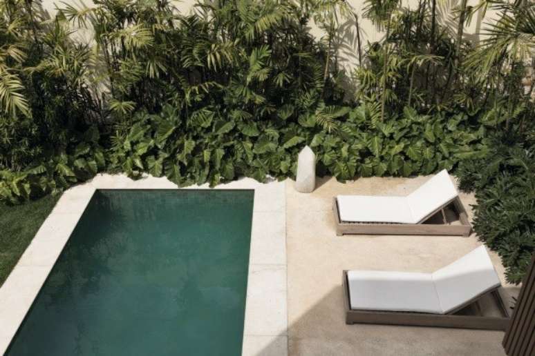 4. Decoração de quintal com piscina pequena e jardim nos cantos – Foto Casa Vogue