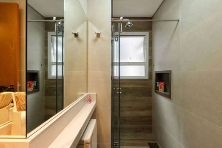 13. Banheiro com nicho feito de porcelanato marrom &ndash; Foto 2MArquitetura e Interiores