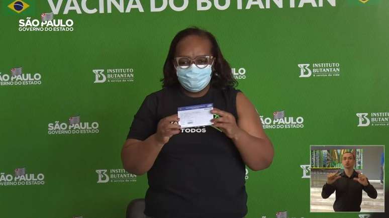 Primeira pessoa vacinada contra covid-19 no Brasil, enfermeira Mônica Calazans recebeu dose de reforço nesta quarta-feira