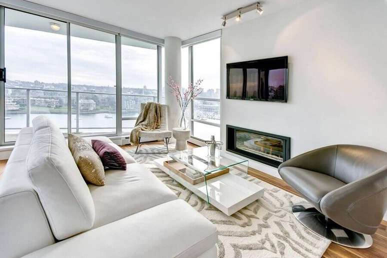 16. Cores de casas modernas com sala de estar branca decorada com poltrona cinza – Foto: Carsten Arnold Photography