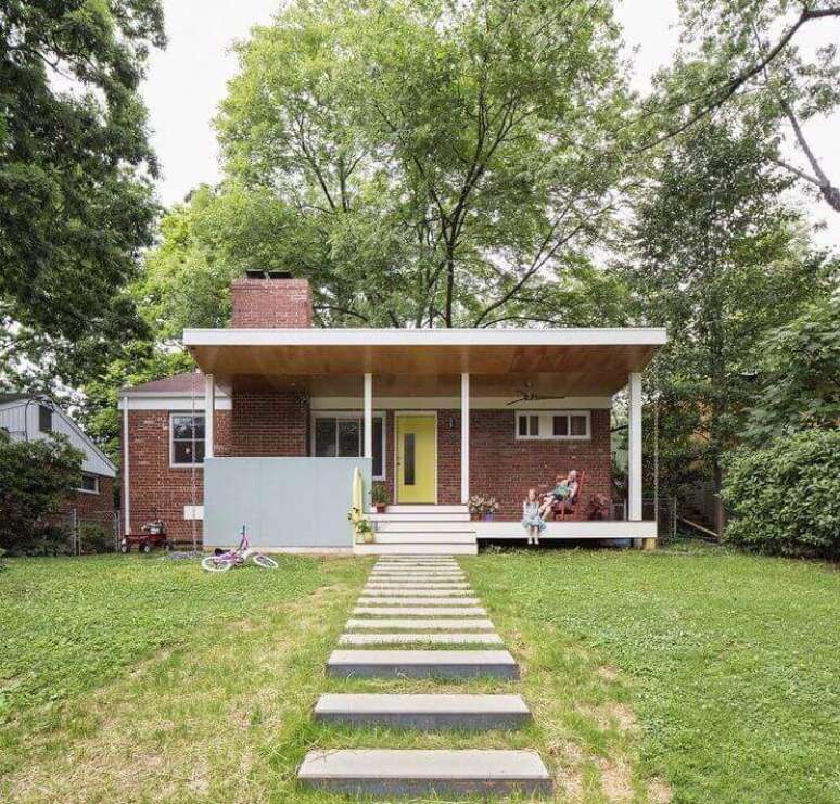 17. Frente de casas simples e pequena com tijolo a vista. Fonte: Houzz