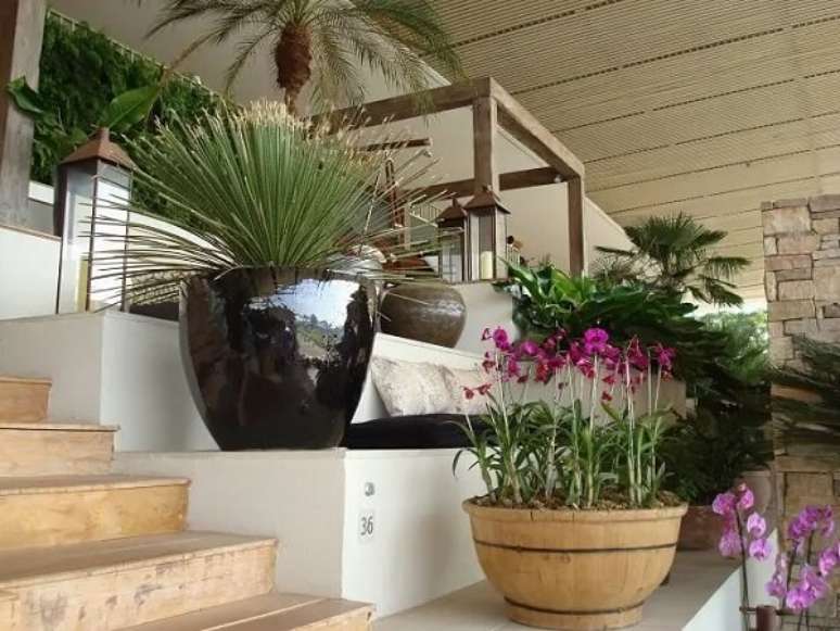 84. Use a abuse de vasos de plantas na decora&ccedil;&atilde;o da casa simples. Fonte: Free Image