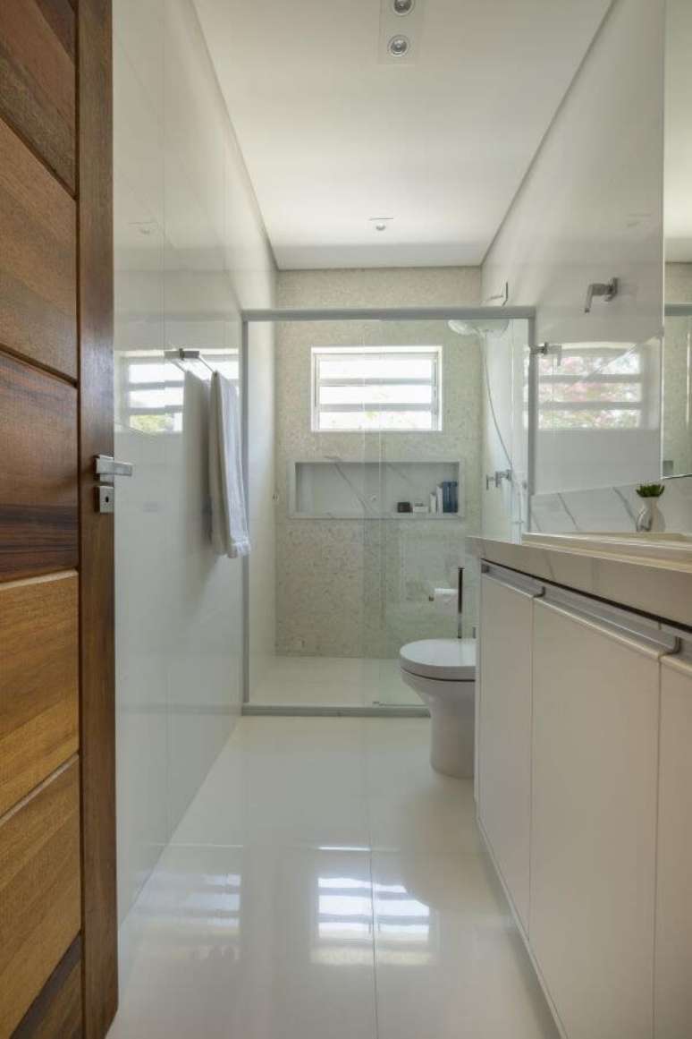 34. Nicho de porcelanato diferente da parede do banheiro &ndash; Foto Mav Arquitetura