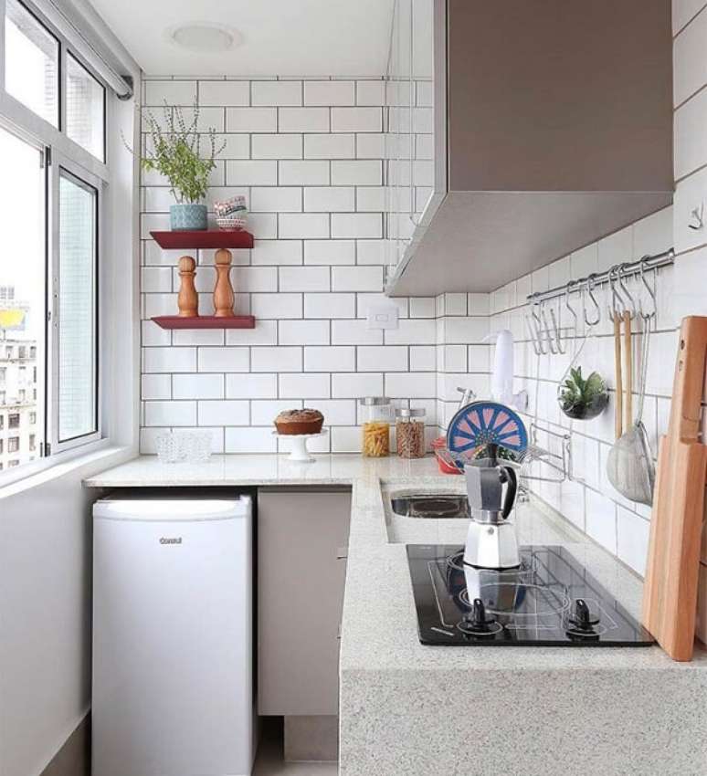 74. As hastes na parede da cozinha simples auxiliam na organiza&ccedil;&atilde;o do c&ocirc;modo. Fonte: Home Fashion Trend