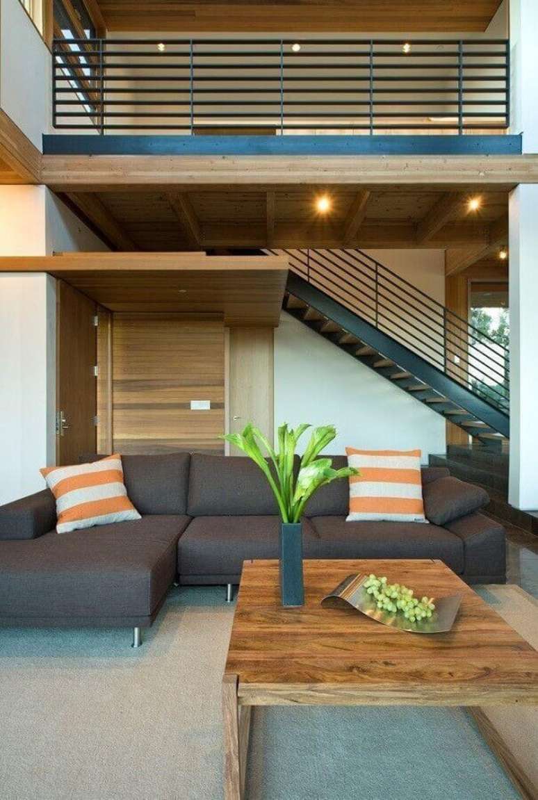 23. Cores de casas modernas decorada com sofa cinza e revestimento de madeira – Foto: Swatt Miers