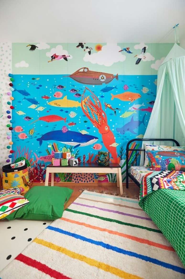 7. Tapete listrado para quarto infantil temático decorado com papel de parede fundo do mar – Foto: Marcos Fertonani para MOOUI