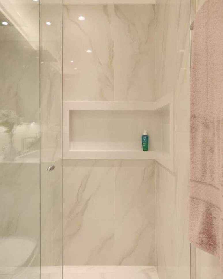 25. Decora&ccedil;&atilde;o marmorizada com nicho de porcelanato &ndash; Foto Felipe Liciano Studio