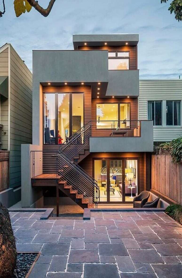 1. Ideia de cores de casas modernas externa com fachada cinza e marrom – Foto: Decor Fácil