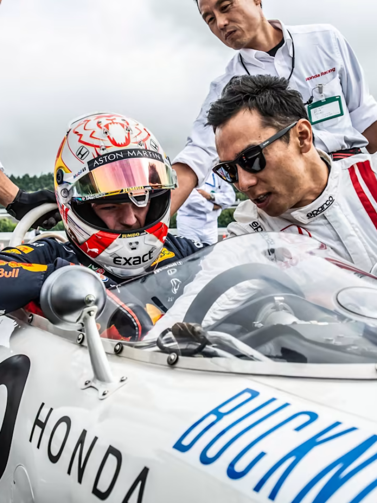 Max Verstappen dirige RA272, modelo de 1965 que venceu pela primeira vez na F1 