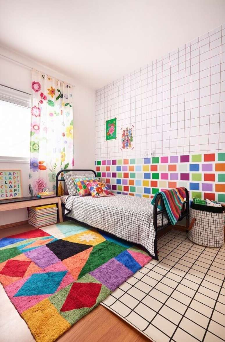 1. Quarto infantil decorado com tapete colorido e papel de parede geométrico – Foto: Marcos Fertonani para MOOUI